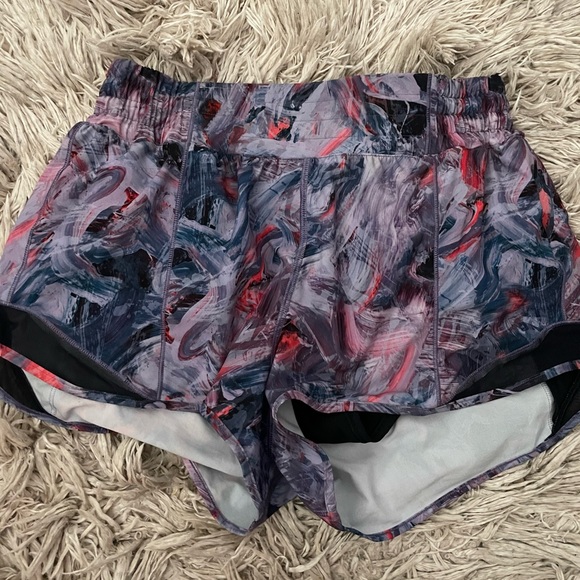 lululemon hotty hot high rise 2.5” shorts - Picture 3 of 4